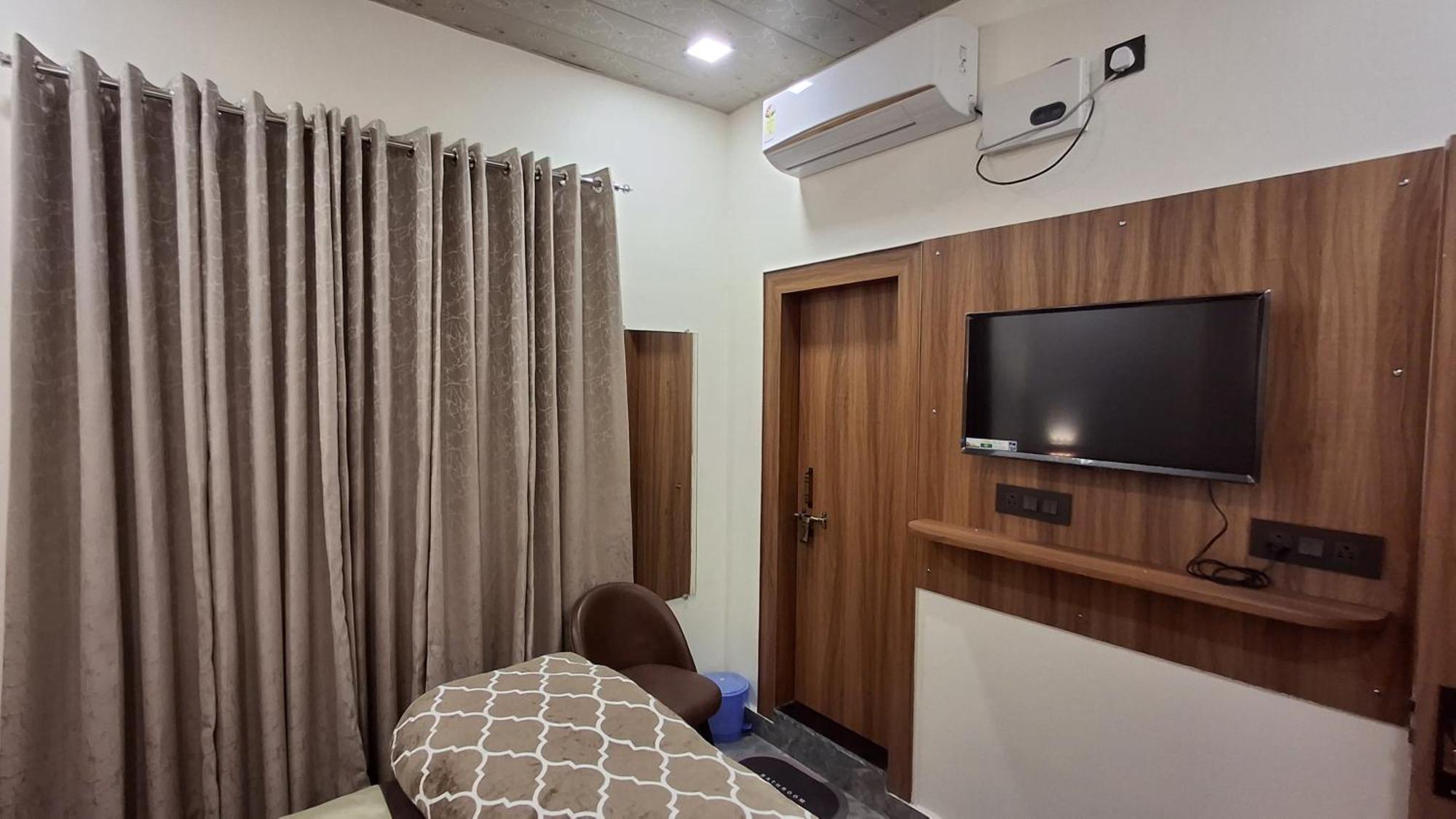 Shri Harihar Dham Hotel Mathura Exterior foto